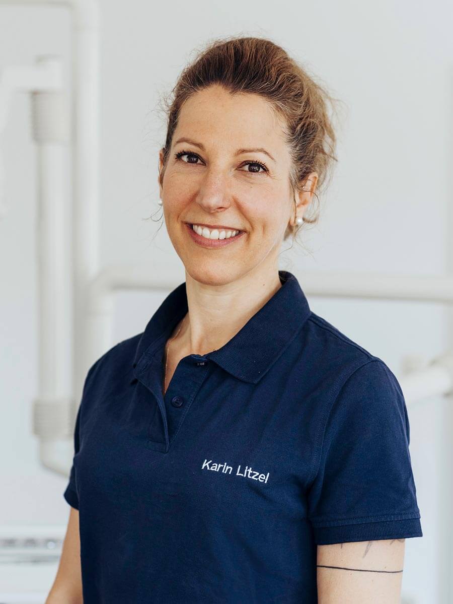 Assistenz Katrin lächelt in die Kamera.